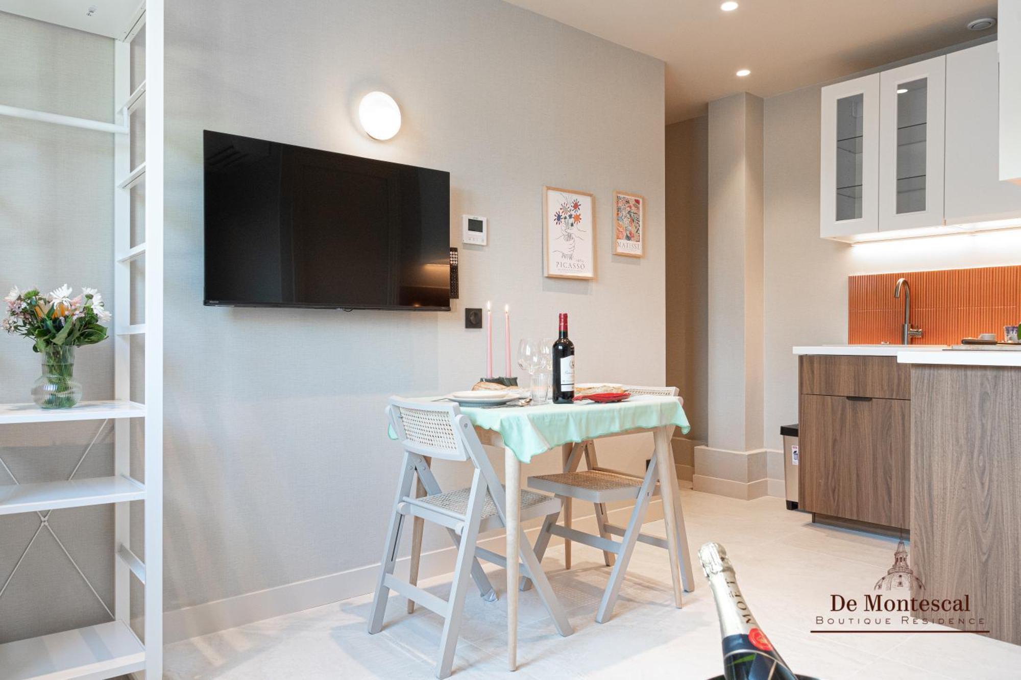 De Montescal- Montparnasse With Ac 11 To 14m2 In A Prime Location * Parijs